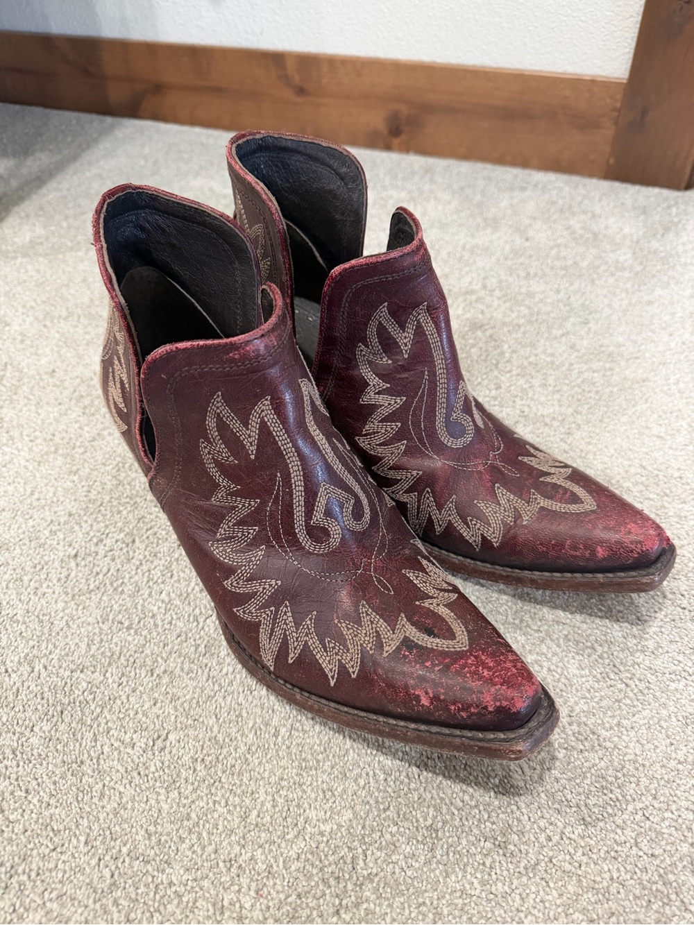 Womenโs Ariat Dixon Western Ankle Boots